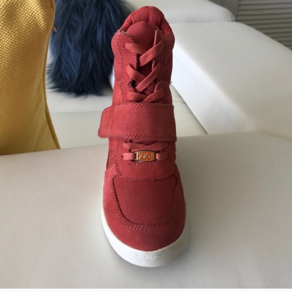 Kicking by Zigi Soho - Picture 2 of 5